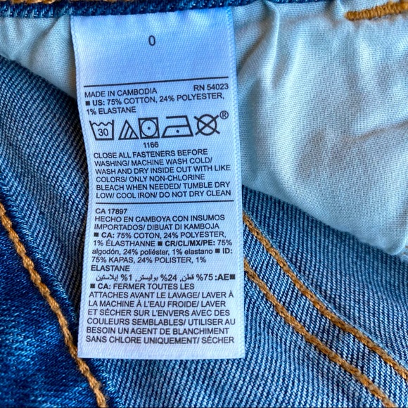 Old Navy Mid-rise Medium-wash Jean Shorts - Picture 4 of 5